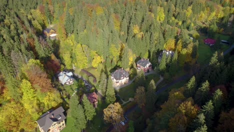 Luftumlaufbahn-über-Dem-Wunderschönen-Dorf,-Versteckt-Im-Bergwald-Im-Herbst