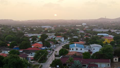 Las-Nubes-De-Neblina-Cubren-El-Sol-Poniente-Sobre-El-Barrio-Caribeño-Tropical