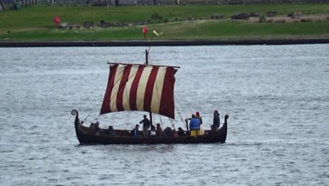 Das-Britische-Wikingerschiff-Der-Regia-Anglorum,-„The-Boar“,-Auf-Einem-Trainingssegeltörn-In-Der-Bucht-Von-Cardiff,-Wales