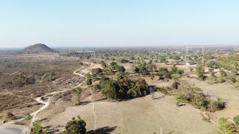 Luftaufnahme-Eines-Weiten-Gebiets-Unfruchtbaren-Landes-Im-Dorf-Charu-In-Der-Nähe-Von-Chatra,-Jharkhand