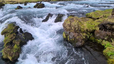 Zeitlupe,-Gletscherfluss-Stromschnellen-Und-Wasserfälle,-Landschaft-Von-Island