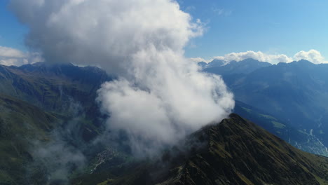 Luftaufnahme-Einer-Drohne-Vom-Majestätischen-Gipfel-Eines-Felsigen-Berges