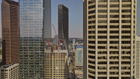 Calgary-Ab-Canada-Drone-V34-Aéreo-Vuela-Entre-Rascacielos-En-El-Distrito-Comercial-Del-Centro-Sobre-7-Ave-Sw-Hacia-East-Village-Capturando-El-Paisaje-Urbano---Filmado-Con-Mavic-3-Pro-Cine---Julio-De-2023