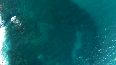Luftaufnahme-Eines-Vogelflugs-über-Pazifische-Gewässer-In-Richtung-Waimea-Beach,-Hawaii