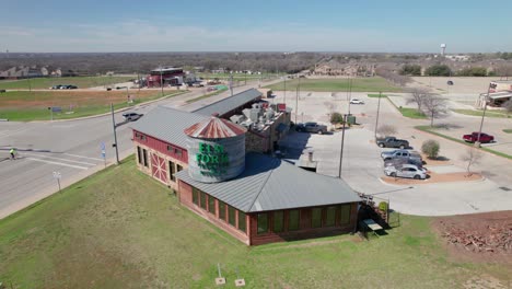 Estas-Son-Imágenes-Aéreas-De-Elm-Fork-Taphouse-En-Hickory-Creek,-Texas.