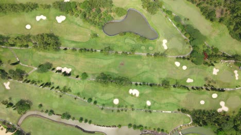 Luftaufnahme-Von-Oben-Des-Golfplatzes-Mit-Wasserteich-Und-Sandbunker