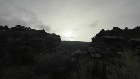Sonnenaufgang-über-Den-Roten-Sandsteinbergen-Von-Rodeno-In-Albarracin,-Teruel,-Spanien,-Mit-Wechselndem-Wolkenuntergang
