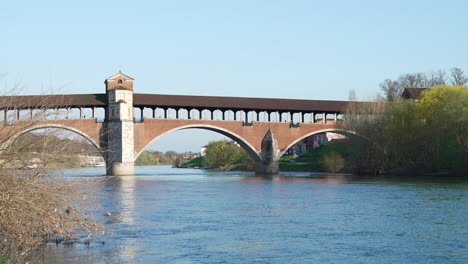 Herrliche-Aussicht-Auf-Ponte-Coperto-Ist-Eine-Brücke-über-Den-Fluss-Ticino-In-Pavia-An-Einem-Sonnigen-Tag