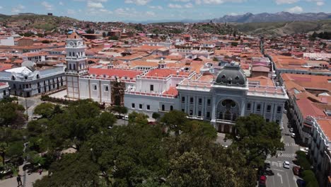 Paso-Elevado-Aéreo:-Plaza-Principal-De-La-Ciudad-Hacia-La-Basílica-De-Sucre,-Bolivia