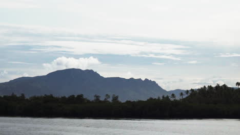 Bootsfahrt-Nadi-Nausori-Hochland-Tourismus-Fidschi-Suva-Garteninsel-Taveuni-Morgen-Berggipfel-Tropische-Insel-Palme-Kokosnussbaum-Morgen-Bewölkt-Blauer-Himmel-Ruhige-Bucht-Ufer-Korallenküste-Herauszoomen