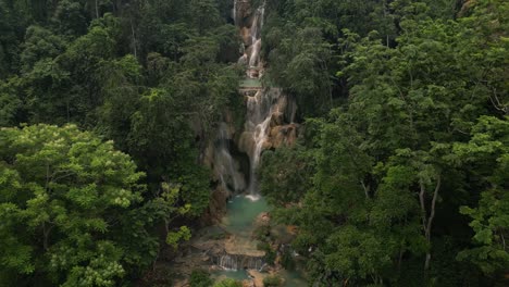 Impresionantes-Imágenes-Tomadas-Con-Drones-De-Una-Majestuosa-Cascada-En-Un-Vasto-Bosque