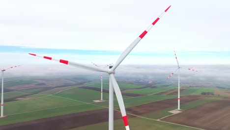 Nahaufnahme-Von-Windturbinenblättern-Mit-Roten-Streifen-Zeigt-Die-Nähe-Eines-Flughafens-An