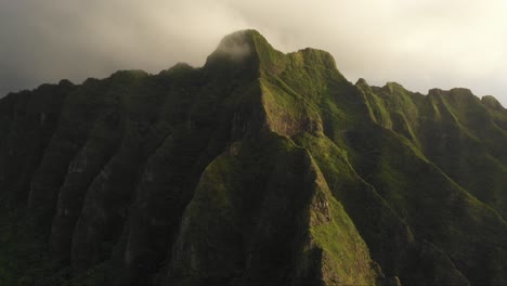 Drone-flying-towrds-the-Ko'olau-Mountains-on-Oahu-in-Hawai'i