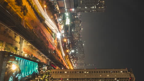 Tráfico-En-La-Autopista-Con-El-Horizonte-De-La-Ciudad-De-Ho-Chi-Minh-Y-El-Punto-De-Referencia-81-Por-La-Noche-En-Vietnam