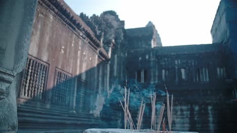 Varitas-De-Incienso-Ardiendo-En-El-Templo-De-Angkor-Wat-En-Siem-Reap,-Camboya