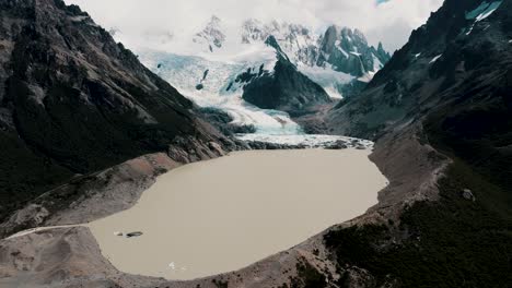 Luftaufnahme-Der-Laguna-Torre-Mit-Torre-Gletscher-Und-Berg-Im-Hintergrund