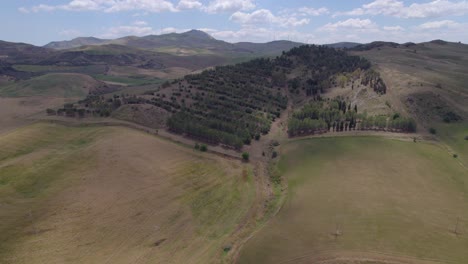 Aerial-establishing-shot-of-the-volcanic-hills-of-Sicily,-Italy