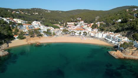 Sa-Riera,-Enclavada-En-La-Impresionante-Costa-Brava,-Es-Donde-El-Turismo-De-Lujo-Se-Encuentra-Con-El-Encanto-De-Las-Tradicionales-Casas-De-Pescadores