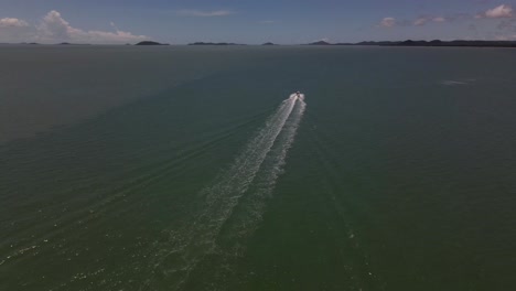 Luftaufnahme-Eines-Clips-Mit-Der-Spur-Eines-Einzelnen-Bootes-Im-Abgelegenen-Norden-Australiens