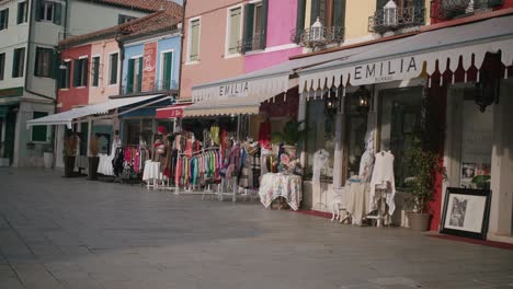 Línea-De-Boutiques-De-Burano-A-Lo-Largo-De-Una-Calle-Tranquila,-Venecia,-Italia