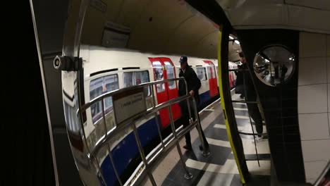 Línea-Bakerloo-Llegando-A-La-Estación-De-Waterloo,-Londres,-Reino-Unido