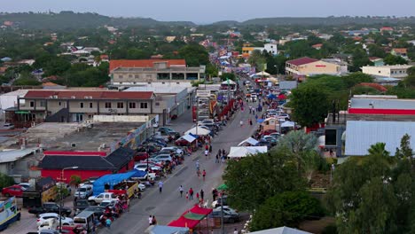 Las-Familias-Caminan-Por-Una-Calle-Cerrada-Y-Vacía-Con-Gente-Esperando-Que-Comience-La-Gran-Marcha.