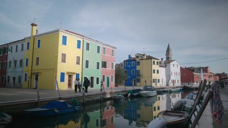 Reflektierende-Kanäle-Bei-Den-Bunten-Häusern-Von-Burano,-Venedig,-Italien