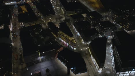 Calle-De-La-Ciudad-Iluminada-Por-Luces-Urbanas-Y-Edificios-En-Reykjavik,-Aérea