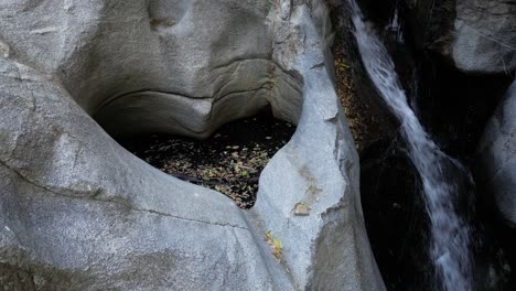 Drohnenansicht-Von-Heartrock-In-Crestline,-Kalifornien-–-Natürliche-Felsformation-Mit-Fließendem-Wasserfall