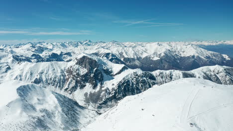Schneebedeckte-Gipfel-Unter-Blauem-Himmel,-Weite-Sicht-Auf-Die-Bergkette,-Tagsüber