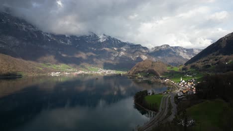 Toma-Aérea-Del-Magnífico-Lago-Walensee-Unterterzen-En-Suiza