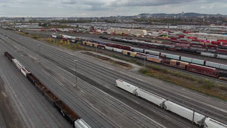 Rangierbahnhof,-Güterbahnhof-Und-Güterzüge---Luftaufnahme-Der-Vorwärtsbewegung