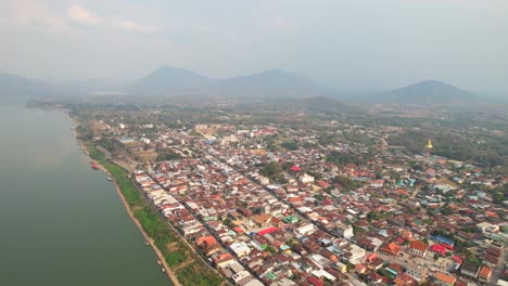 Hermoso-Paisaje-Aéreo-De-Casas-De-Residentes-En-Una-Mañana-Brumosa-En-El-Distrito-De-Chiang-Khan-Junto-Al-Río-Mekong-En-Tailandia