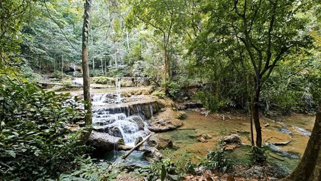 Der-Faszinierende-Erawan-Wasserfall-Stürzt-Durch-Den-Wald-Eines-Nationalparks-In-Kanchanaburi-In-Thailand