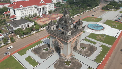 Berühmtes-Kriegsdenkmal-Patuxai-In-Der-Innenstadt-Von-Vientiane-Laos-Drohne-Kreist