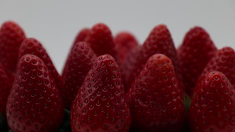 Frische-Reife-Erdbeeren-Auf-Weißem-Display-Rotieren