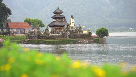 Schöne-Aussicht-Auf-Den-Ulun-Danu-Beratan-Bedugul-Tempelkomplex,-Einen-Tempel-Am-Beratan-See-Auf-Bali