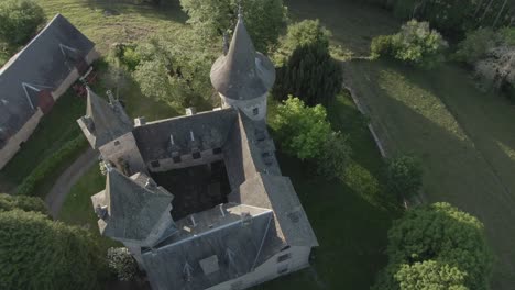 Drone-Orbitando-Sobre-El-Castillo-Chateau-De-Puy-de-Val,-España,-Correse-En-Francia