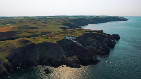 Entdecken-Sie-Schottlands-Küste:-Luftaufnahmen-Der-Felsigen-Küste-Von-St.-Abbs-Head-Und-Des-Leuchtturms-An-Der-Britischen-Küste-In-Abgelegenen-Schottischen-Grenzgebieten