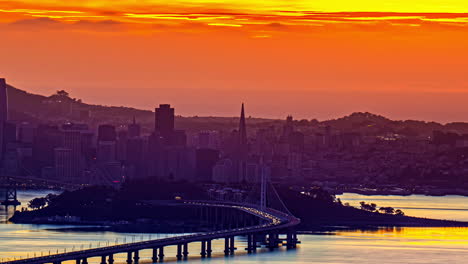 Lapso-De-Tiempo,-Tarde-En-San-Francisco-Usa,-Edificios-Del-Centro-Y-Tráfico-En-El-Puente-De-Oakland