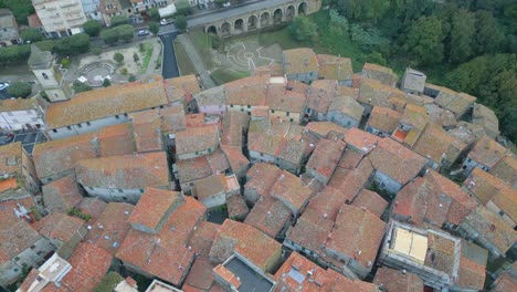 Drohne-Fliegt-An-Einem-Bewölkten-Tag-über-Die-Dächer-Einer-Mittelalterlichen-Italienischen-Stadt