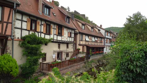 Colourful-Houses-of-Kayserberg-Village-in-Early-Autumn-near-River-Weiss