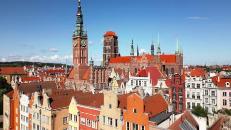 wonderful-old-big-church,-beautiful-old-town-city-centre-with-many-red-houses-in-gdansk,-danzig,-gdansk,-poland,-europe,-drone