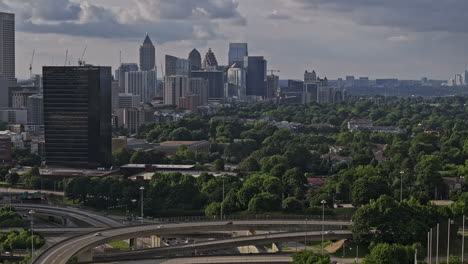 Atlanta,-Georgia,-Luftaufnahme-Mit-V925,-Gezoomte-Drohnen-Überführung-über-Die-Autobahn,-Die-Den-Geschäftigen-Verkehr-Auf-Den-Autobahnen-Und-Das-Stadtbild-In-Den-Gebieten-O4W,-Buckhead,-Midtown-Und-Downtown-Einfängt-–-Aufgenommen-Mit-Mavic-3-Pro-Cine-–-Mai-2023