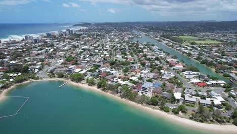 Vista-Panorámica-Del-Suburbio-De-Palm-Beach-Y-La-Costa-Oceánica-En-Gold-Coast,-Queensland,-Australia---Disparo-De-Drones