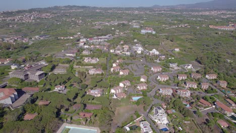 Luftaufnahme-Eines-Wohngebiets-In-Der-Nähe-Von-Catania,-Sizilien,-Italien,-Mit-Meerblick