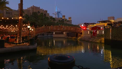 Blick-Auf-Das-Burj-Al-Arab-Und-Cana-Fahrt-Im-Souk-Madinat-Al-Jumeirah-In-Dubai,-Vereinigte-Arabische-Emirate