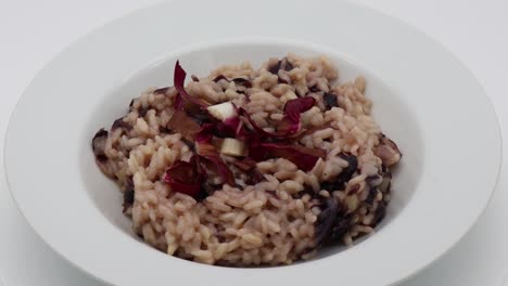Risotto-with-red-radicchio-in-a-black-dish