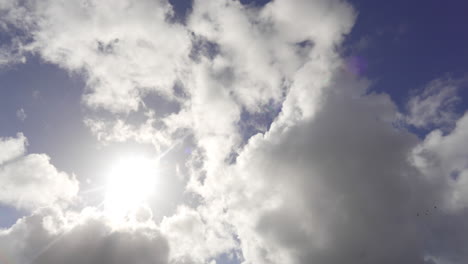 Zeitraffer-Von-Wolken-An-Einem-Sonnigen-Blauen-Himmel