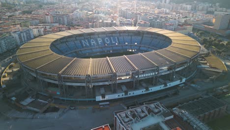 Un-Dron-Se-Aleja-Del-Estadio-De-Nápoles-Para-Revelar-El-Suburbio-De-Fuorigrotta